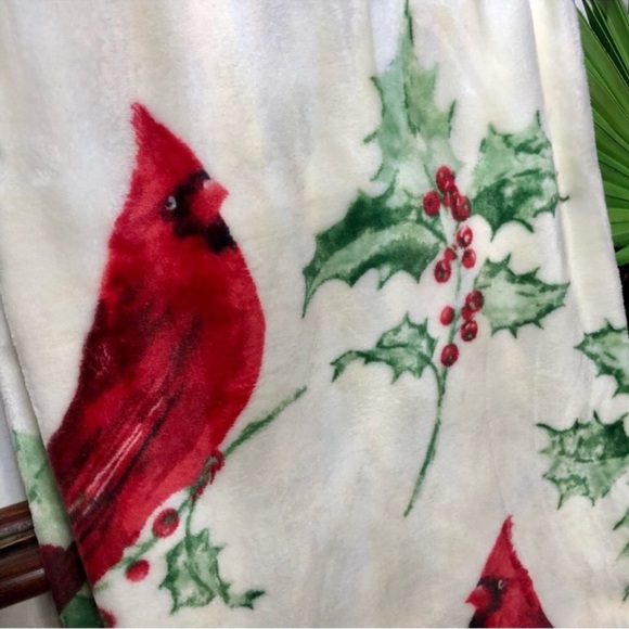 New! Christmas 🎄Cardinal & Holly Super Soft Throw - Picture 3 of 5